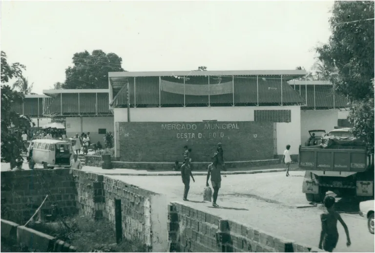 Foto histórica do Mercadão Municipal de Lauro de Freitas