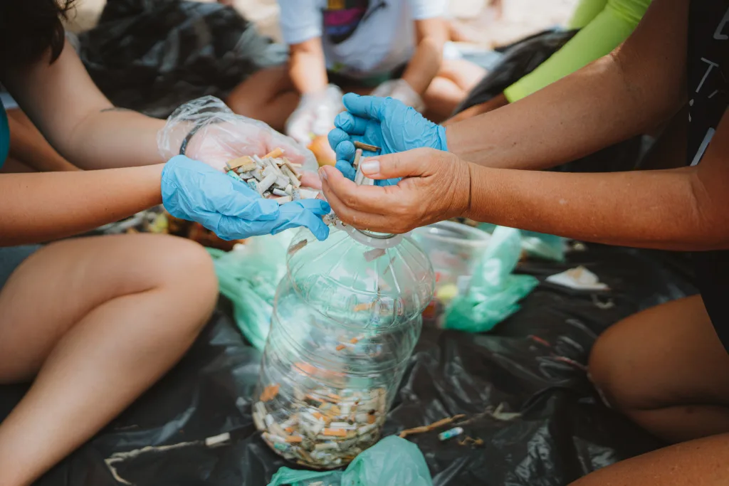 Coleta de bitucas no evento de Limpeza de Praia