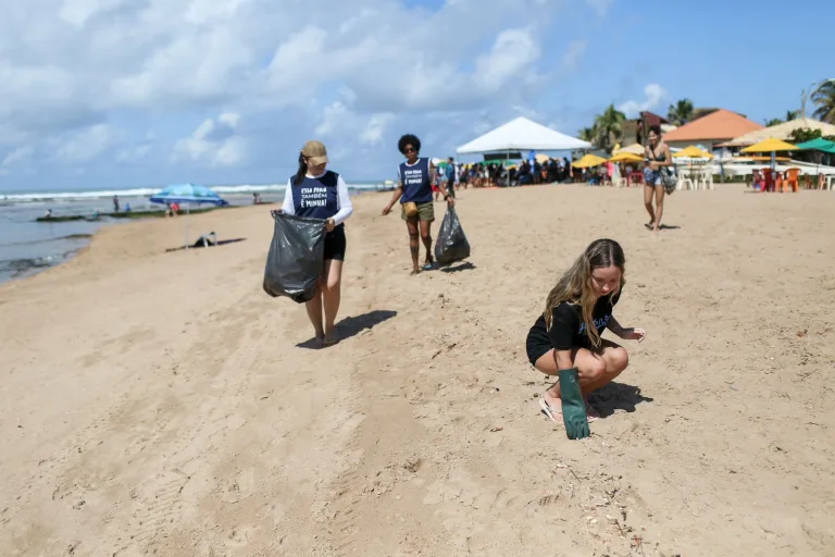Mutirão de Limpeza na Praia de Ipitanga