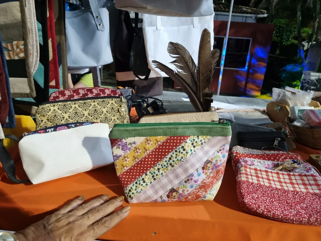 Acessórios feito de sobras de materiais na Feira de Economia Solidária Edição Junina