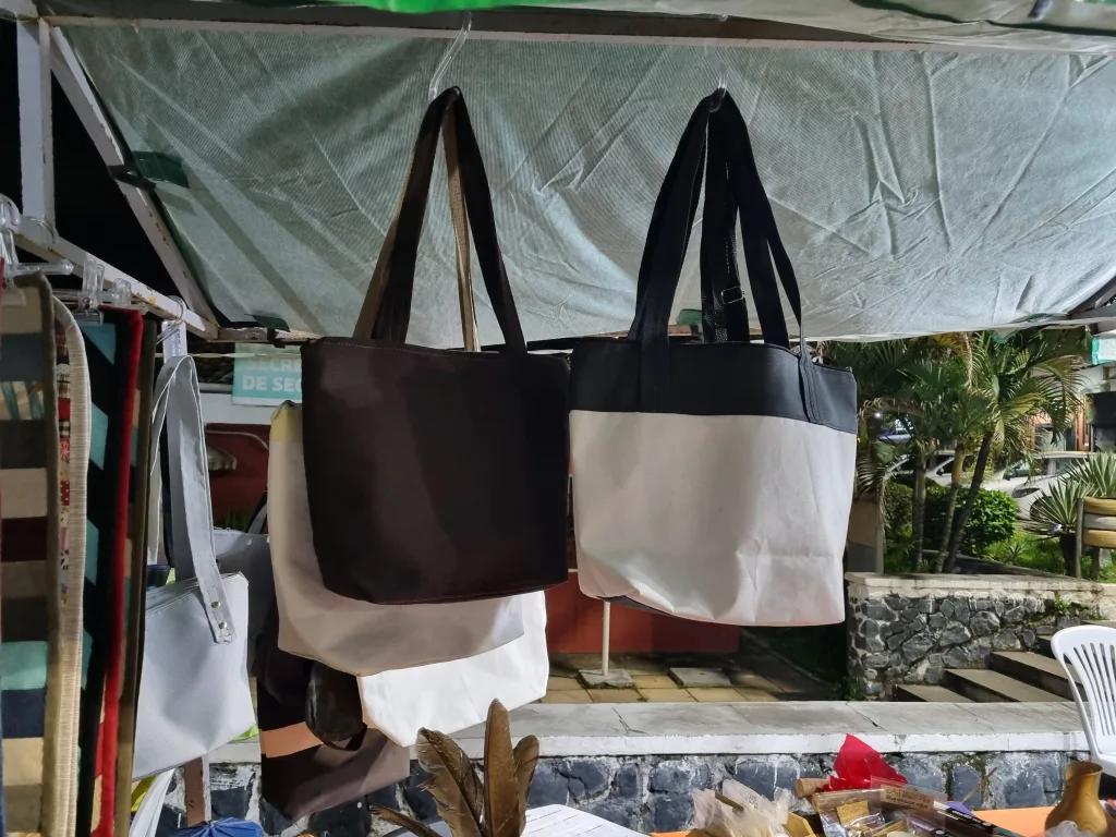 Bolsas produzidas com sobras de materiais na Feira de Economia Solidária Edição Junina