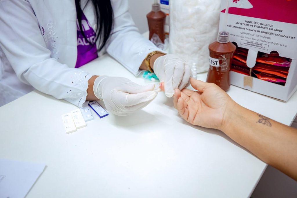 Atendimento médico durante o programa Viva Mulher 2026 em unidade de saúde de Lauro de Freitas.