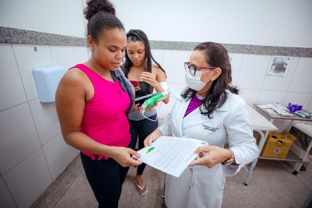 Atendimento médico durante o programa Viva Mulher 2026 em unidade de saúde de Lauro de Freitas.
