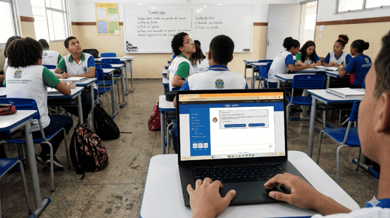 Enem 2026: Aberto o prazo para pedido de isenção da taxa de inscrição Estudante realizando o pedido de isenção da taxa de inscrição do Enem 2026 na Página do Participante.